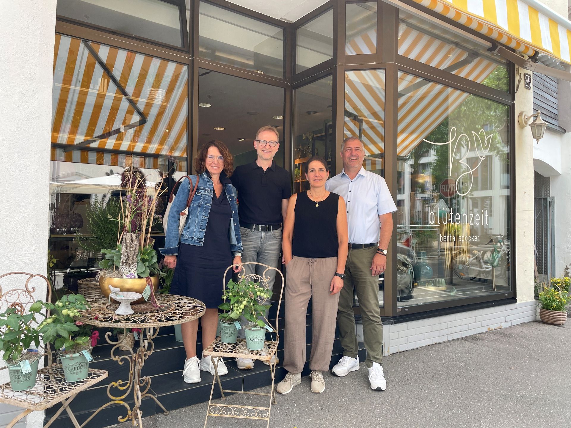 Glückwünsche zur Geschäftseröffnung ihrer „Blütenzeit gibt es für Berta Spöcker (3.v.l.) von Bürgermeister Raphael Osmakowski-Miller, Wirtschaftsförderin Ilona Boos und Jürgen Burth als Vertreter der UBS-Fachgruppe Einzelhandel. Foto: Privat