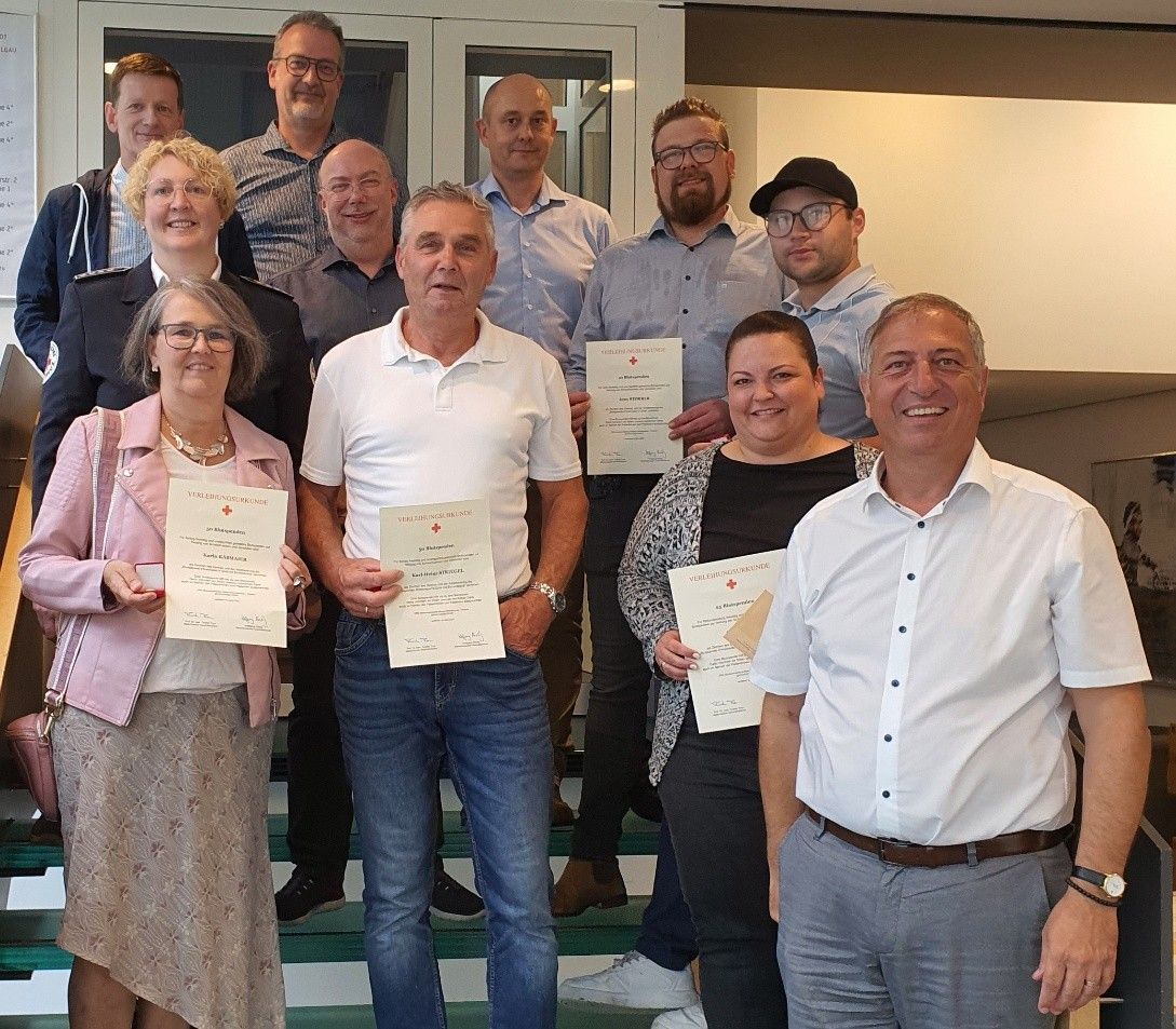 Die Blutspender der Kernstadt und ihre Auszeichnungen:    Ehrennadel in Gold (für 10 Blutspenden): Jean-Michel Dauphy, Alena Kopp, Sebastian Solleder, Felix Stärk, Jens Storrer, Maximilian Wenzel, Melanie Zier   Ehrennadel in Gold mit goldenem Lorbeerkranz und eingravierter Spendenzahl 25: Gerd Beller, Sina Branz, Carmen Gessler, Ralf Neudörffer, Stephan Rau, Nora Reck, Stephan Reitermann, Rebekka Steffen, Rainer Widmann     Ehrennadel in Gold mit goldenem Eichenkranz und eingravierter Spendenzahl 50: Karin Käßmaier und Karl-Heinz Striegel     Ehrennadel in Gold mit goldenem Eichenkranz und eingravierter Spendenzahl 100: Lieselotte Bihl