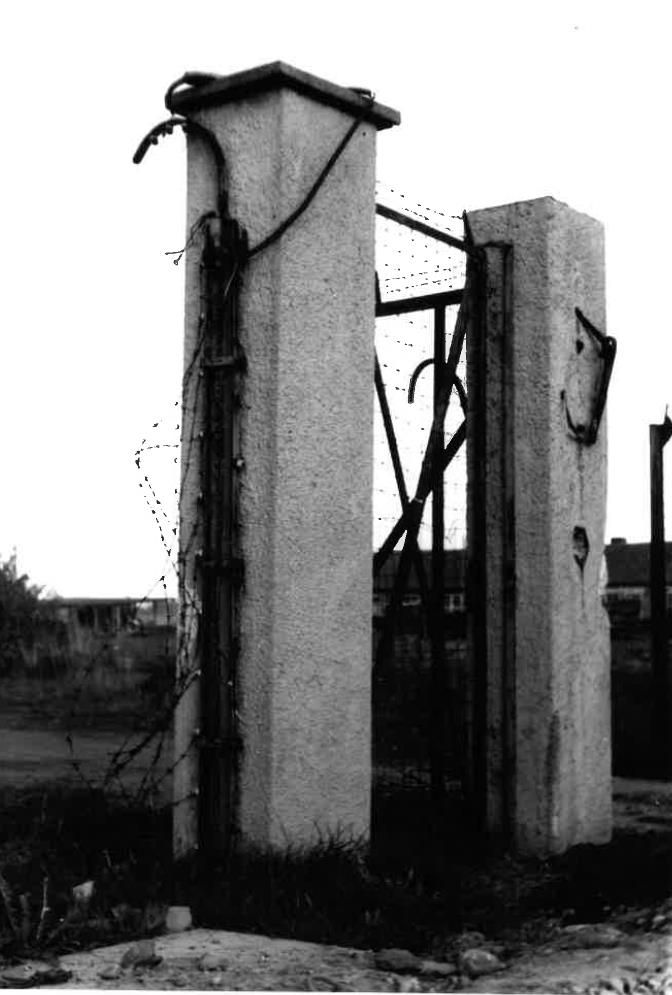 Das Bild zeigt das Eingangstor des Arbeitslagers - fotografiert von Otto Scheck 1952.