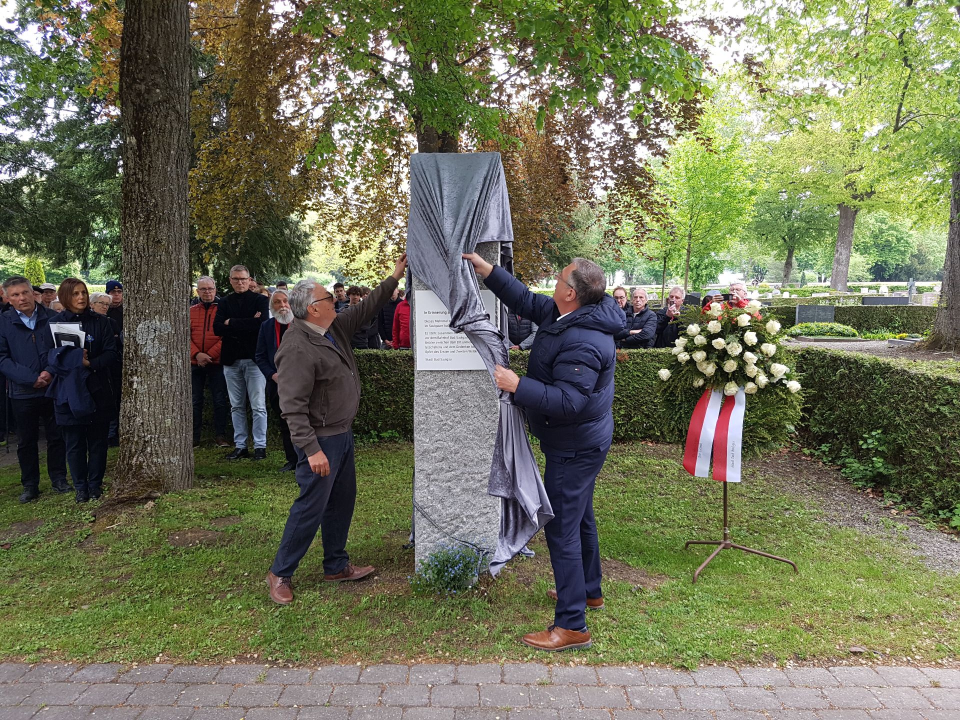 Enthüllung des Mahnmals, das auf dem  Friedhof an die Opfer des KZ-Außenlagers Bad Saulgau erinnern.