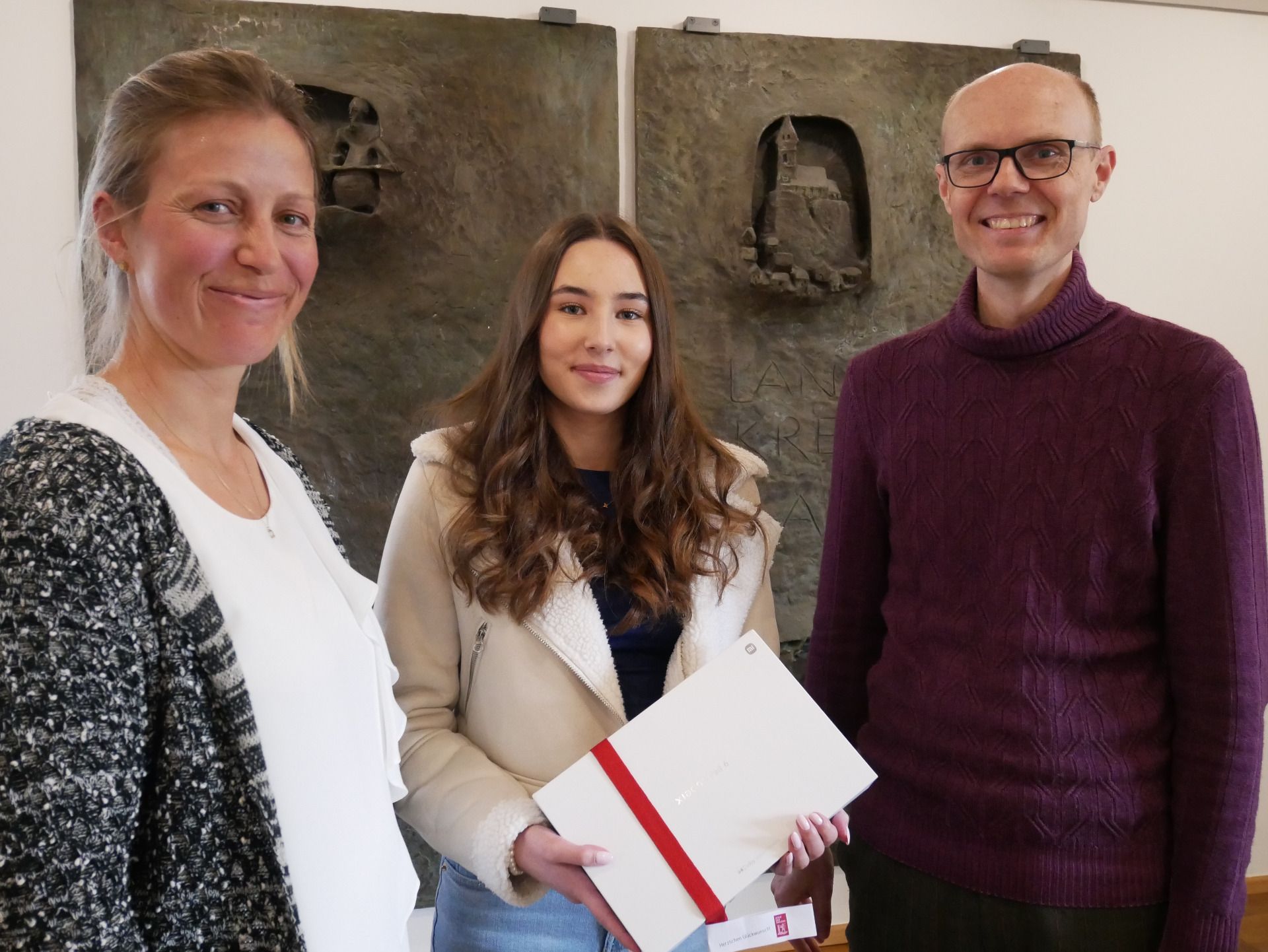 Den Hauptpreis, ein Tablet, hat Jalina Flora Michel, Schülerin an der Helene-Weber-Schule, gewonnen. Cara Halder-Hinz vom Landratsamt und Markus Hellmuth (Stadt Bad Saulgau) überreichten den Preis vergangene Woche an die glückliche Siegerin. Foto: Stadtverwaltung