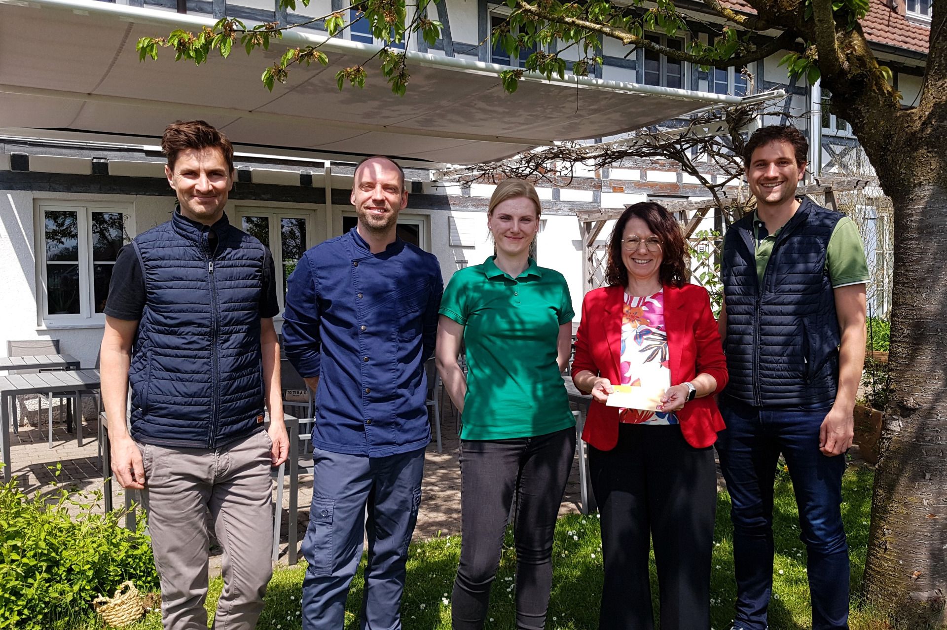 Silvio Modl und Kerstin Dangelmeier (2.u.3. v.l.) sind nicht nur privat ein Paar, sondern betreiben auch gemeinsam den Oberamer Hof in Bondorf. Ortsvorsteher Matthias Locher (rechts) sowie Ilona Boos und Thomas Schäfers gratulieren zur Neueröffnung.