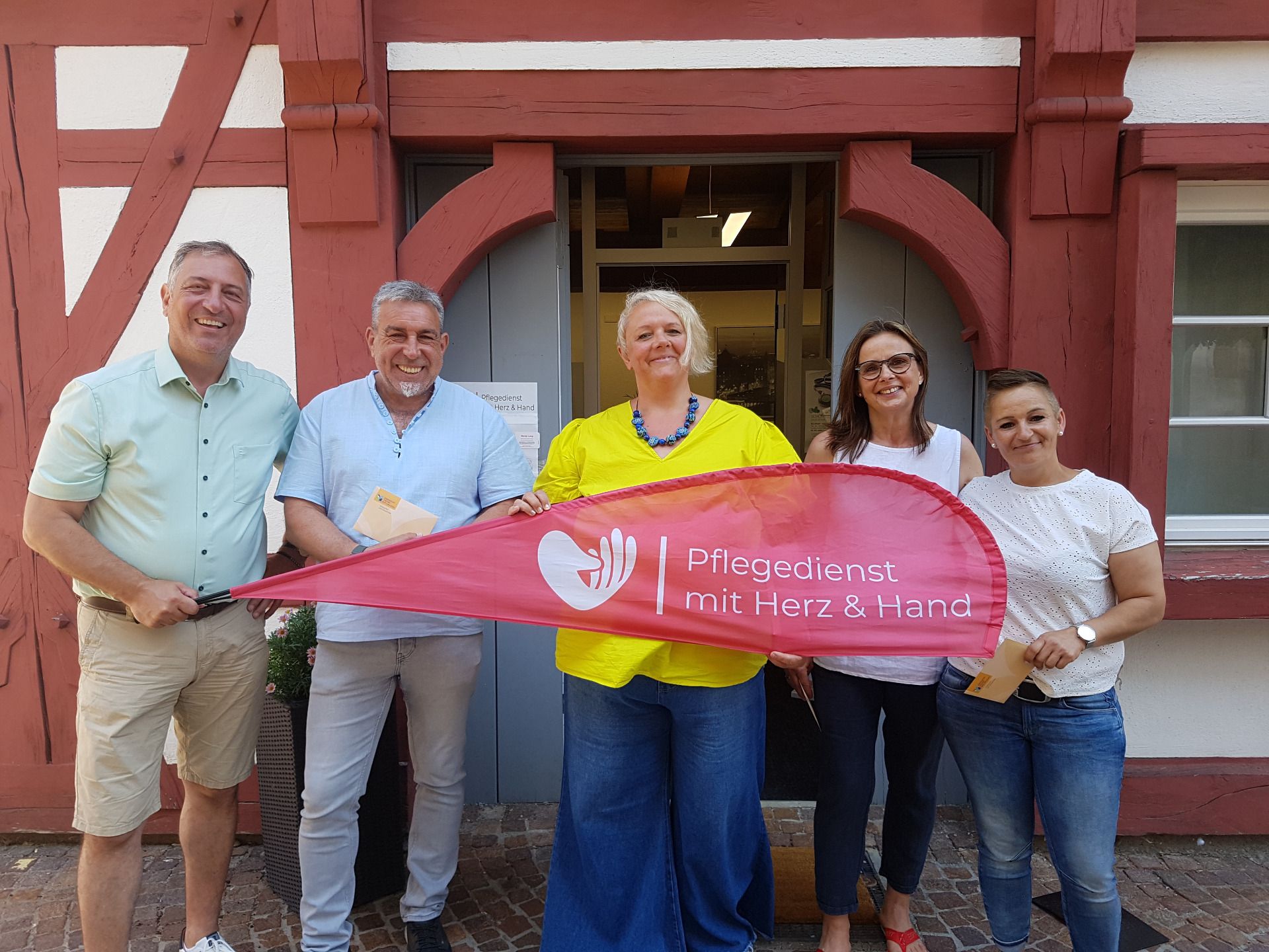 Glückwünsche aus dem Rathaus für den neuen Pflegedienst mit Herz & Hand in der Schützenstraße. Aus dem Bild von links: Bürgermeister Raphael Osmakowski-Miller, Kaufmännischer Leiter Klaus Unger, Pflegedienstleiterin Nicole Engel, Hauswirtschaftliche Leiterin Isabel Unger und Standortleiterin Marija Lang.