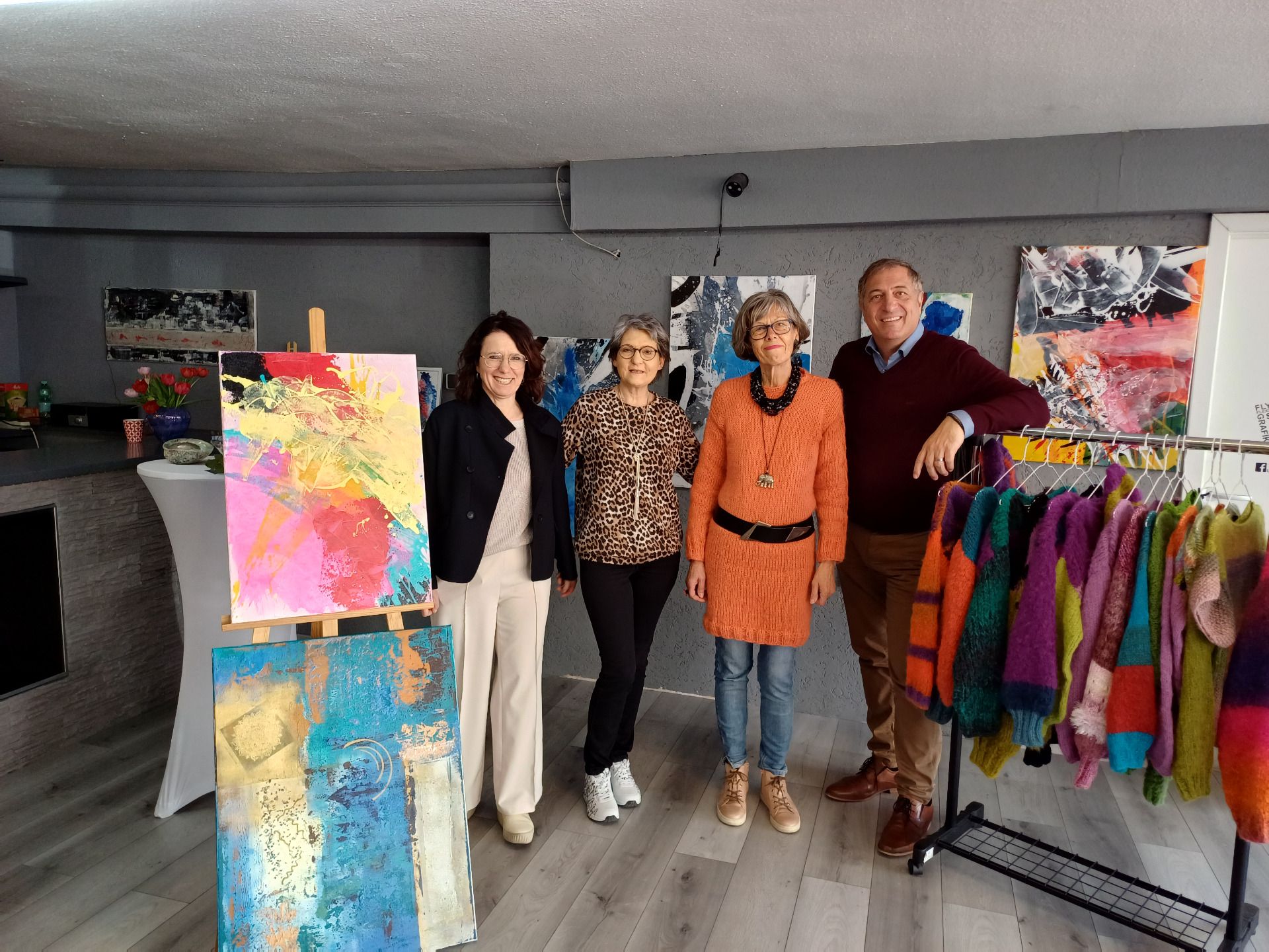 Elvira Lemke und Inge Renn-Schön (2. u. 3. v.l.) nutzen im April gemeinsam den Popup Store Bad Saulgau. Bürgermeister Raphael Osmakowski-Miller und Wirtschaftsförderin Ilona Boos gratulierten am Montag zur Eröffnung. Foto: Stadtverwaltung