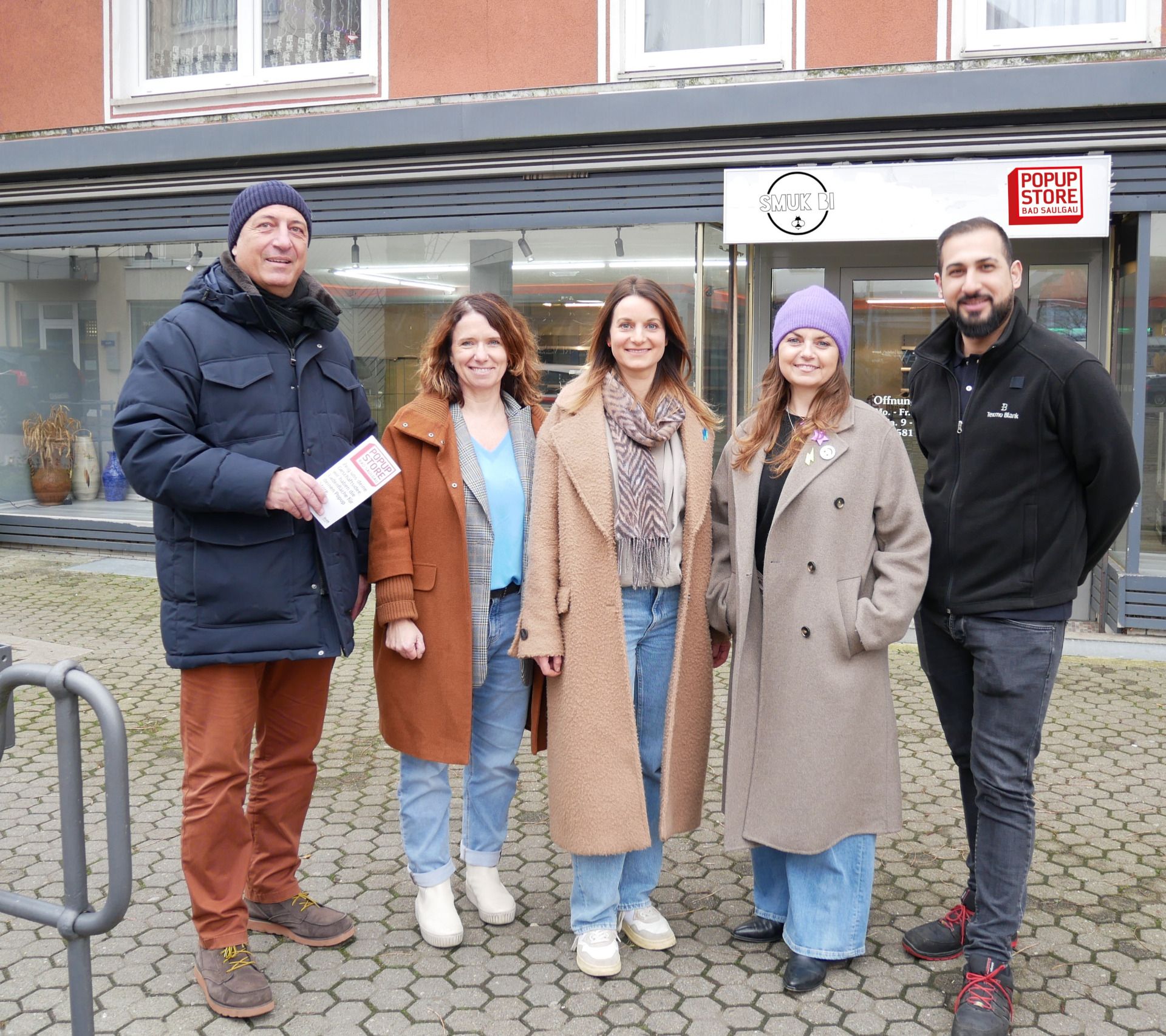 Als erste Nutzerinnen sind Verena Fuchs und Tina Sieber-Unger mit ihrem Smuk Bi-Shop in den neuen Popup Store Bad Saulgau eingezogen. Bürgermeister Raphael Osmakowski-Miller und Wirtschaftsförderin Ilona Boos gehören zu den ersten Gratulanten.  Foto: Stadtverwaltung 