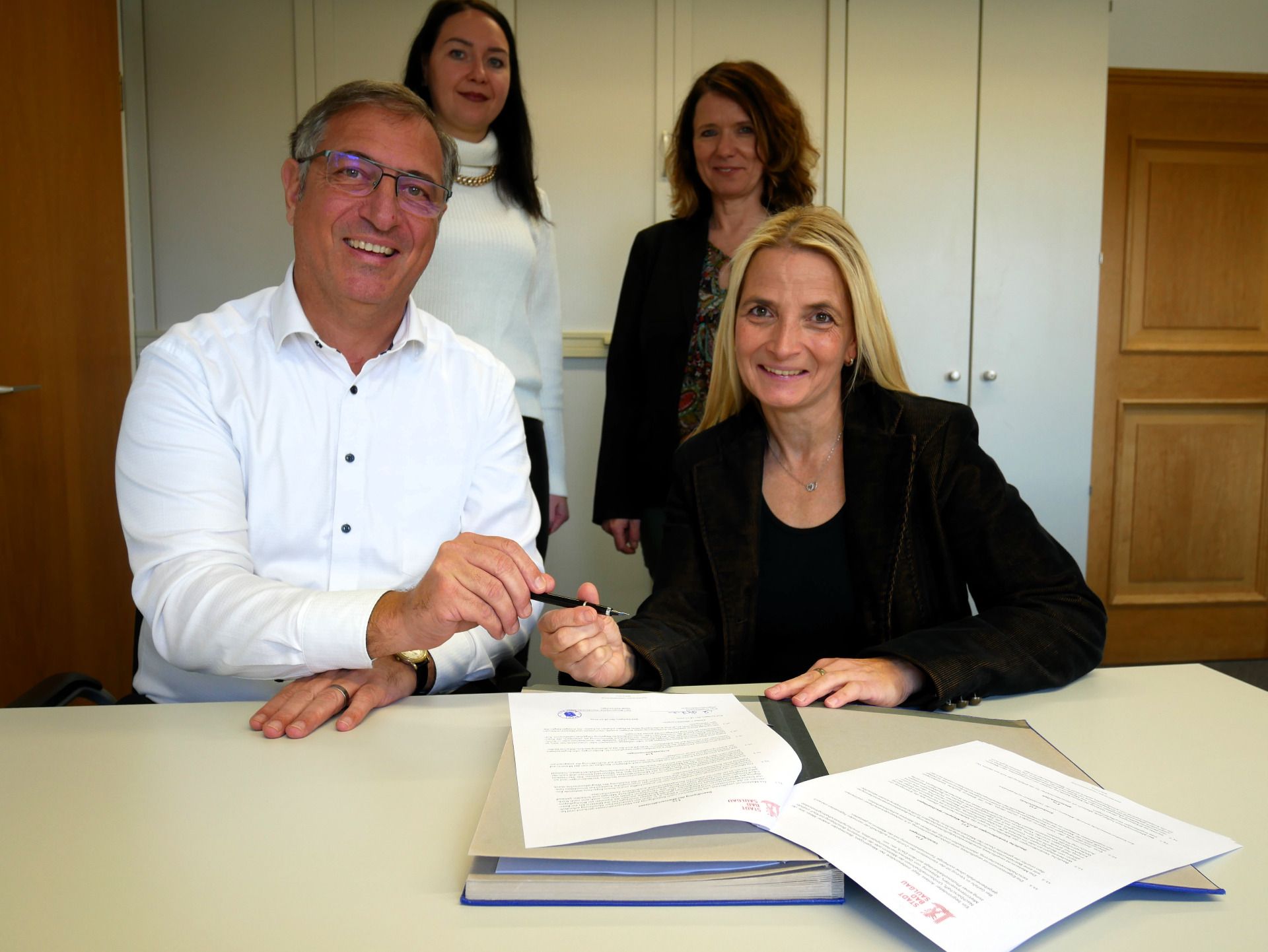 Im Januar wird Angelika Lipke ihre Praxis für Allgemeinmedizin eröffnen. Den Mietvertrag für Praxisräume im ehemaligen Krankenhaus Bad Saulgau hat die Ärztin vor wenigen Tagen mit der Stadt abgeschlossen. Mit auf dem Bild zu sehen: Pauline Klatt vom Fachbereich Liegenschaften und Ilona Boos von der städtischen Wirtschaftsförderung, die die Ansiedlung mit betreut hat. Foto: Stadtverwaltung