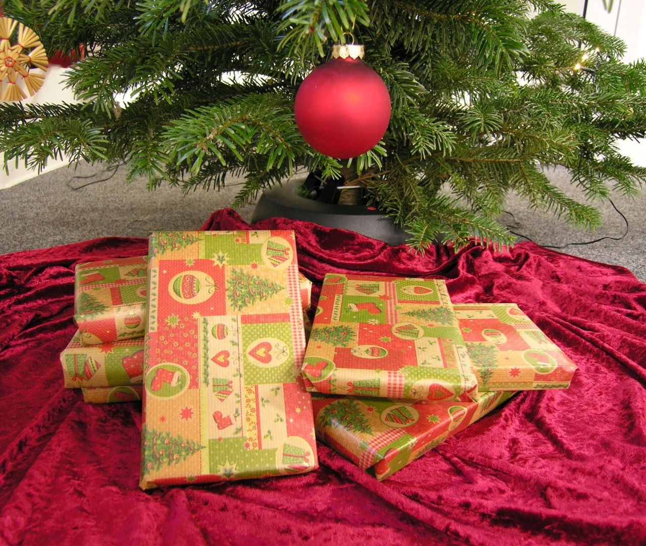 Geschenke unter Weihnachtsbaum