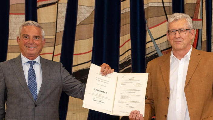 Innenminister Thomas Strobel (re.), MdL, überreicht Richard Striegel, Betriebsleiter der Stadtwerke Bad Saulgau, den Zuwendungsbescheid über 2.060.000 Euro für den Breitbandausbau in Bad Saulgau.