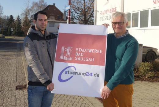Der kurze Weg zur Störungsmeldung bei Straßenlampen: Markus Beller (li.) und Johannes Übelhör (re.) von den Stadtwerken präsentieren das Portal 'stoerung24.de' und die App 'stoerung24'. Foto: Rudi Multer Der kurze Weg zur Störungsmeldung bei Straßenlampen: Markus Beller (li.) und Johannes Übelhör (re.) von den Stadtwerken präsentieren das Portal 'stoerung24.de' und die App 'stoerung24'. Foto: Rudi Multer