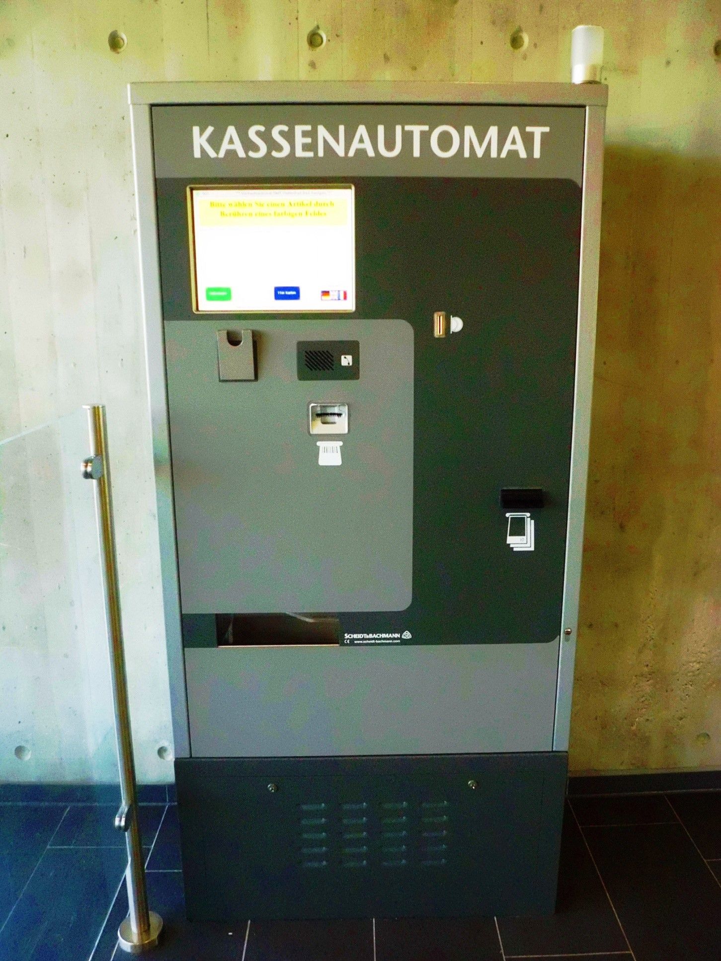 Kassenautomat im Eingangsbereich des Hallenbads