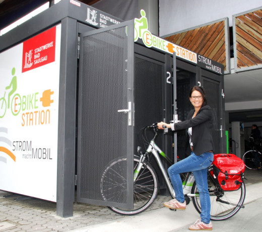 Bild Frau mit E-Bike
