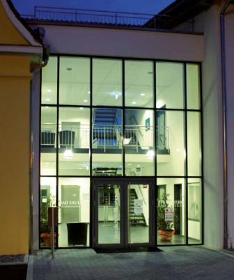 Stadtwerke-Verwaltungsgebäude bei Abendbeleuchtung Stadtwerke-Verwaltungsgebäude bei Abendbeleuchtung
